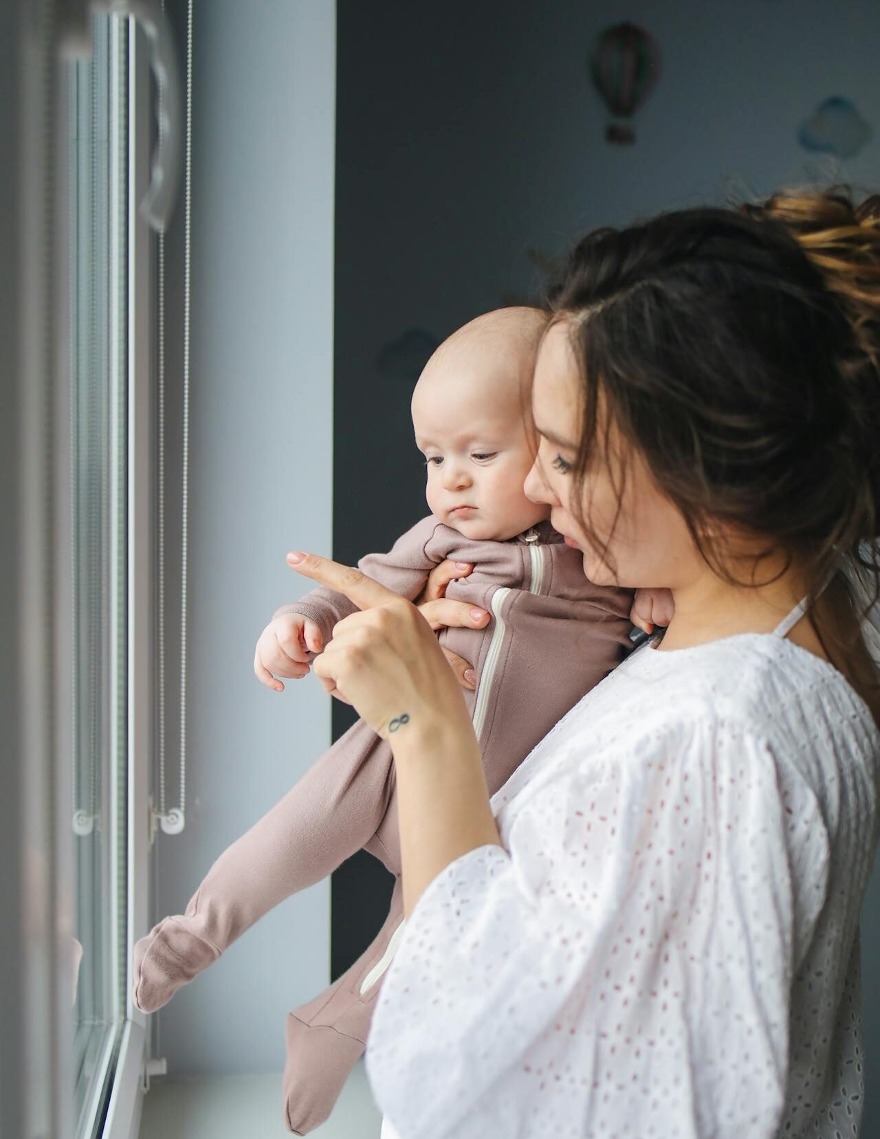 Cách Ghi Nhớ Tiếng Đức Hiệu Quả Người mẹ nói chuyện với đứa bé bằng tiếng mẹ đẻ