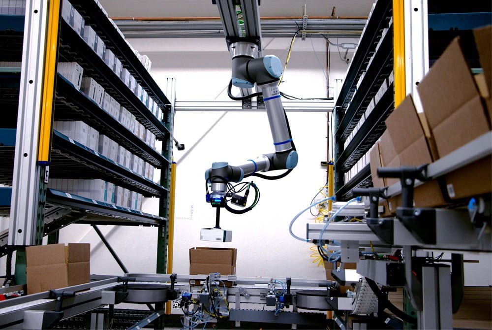 Nghề Chuyên Viên Vận Chuyển Kho Bãi Cobot (collaborative robot) - Robot có khả năng phối hợp với con người - được sử dụng để nâng cao hiệu quả công việc ( Nguồn: Universal Robots)