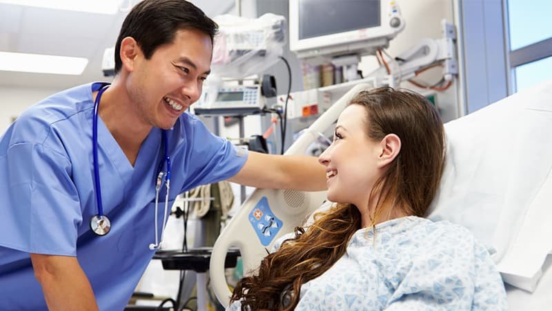 Điều dưỡng viên hỏi thăm tình hình sức khỏe của bệnh nhân