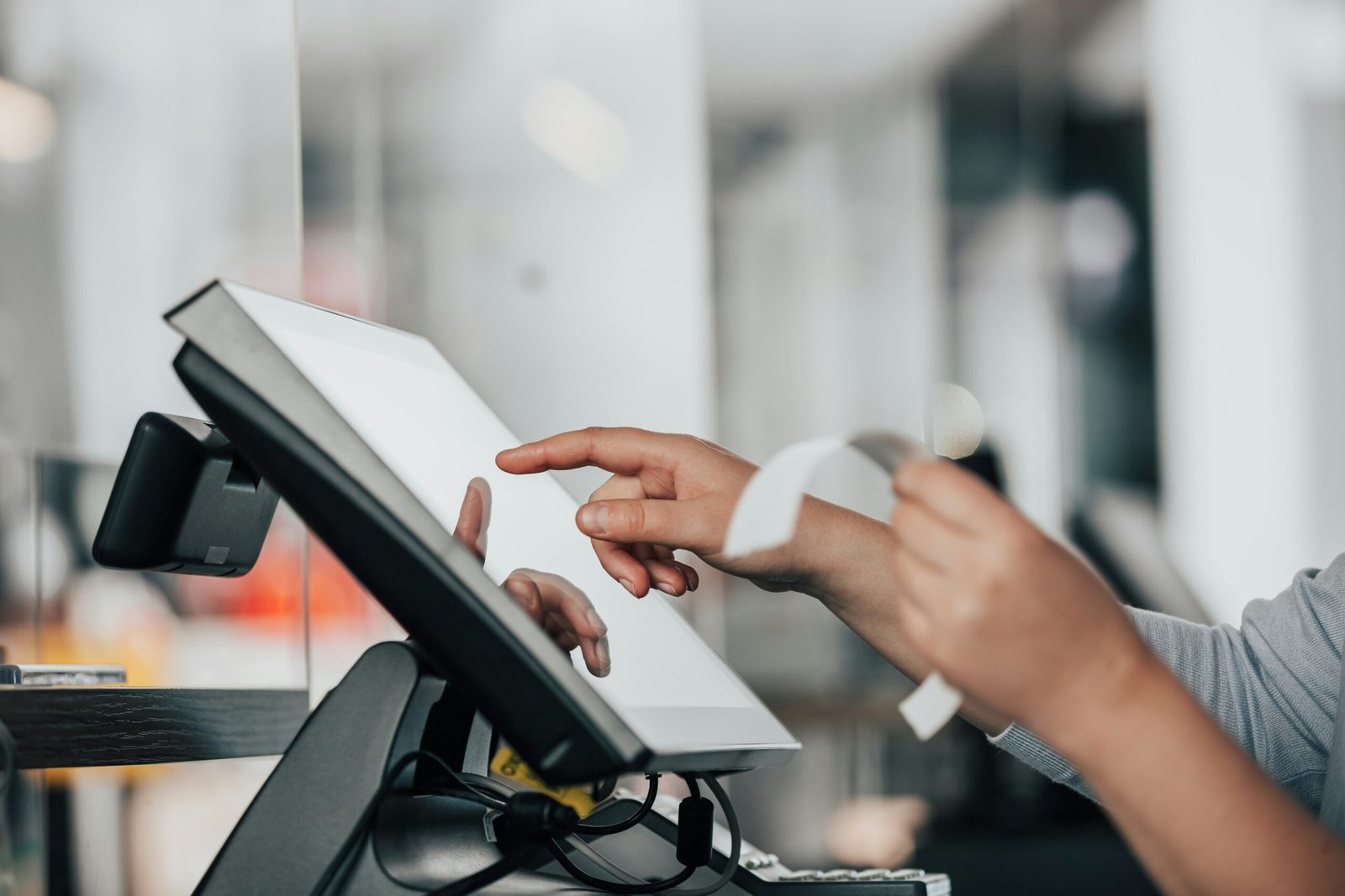 Làm việc với hệ thống tính tiền tự động cũng là một việc của chuyên viên nhà hàng và sự kiện